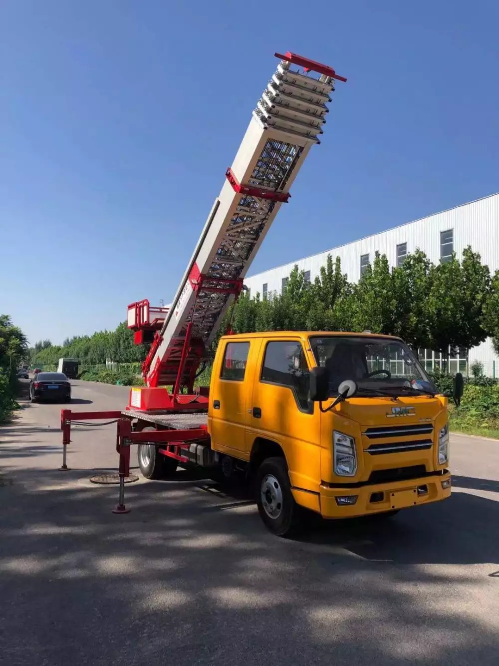 新华镇附近的云梯车出租服务：轻松解决高空作业需求